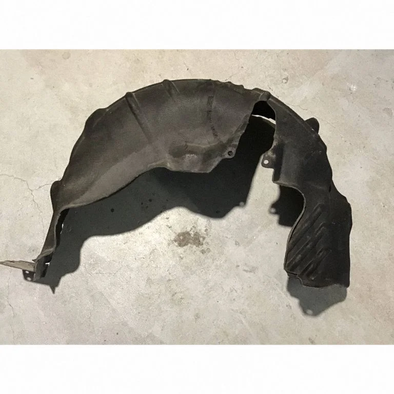 Aizmugurējais dubļusargs (arkas ieliktnis) – aizmugurējā labā