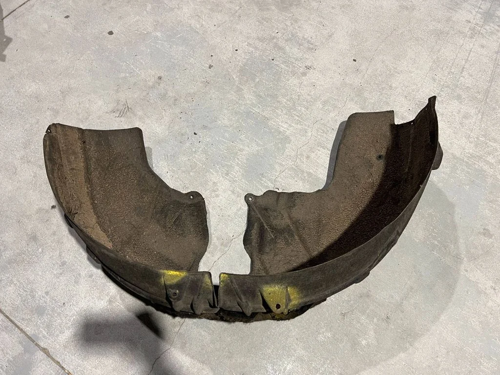 Rear arch fender liner splash guards