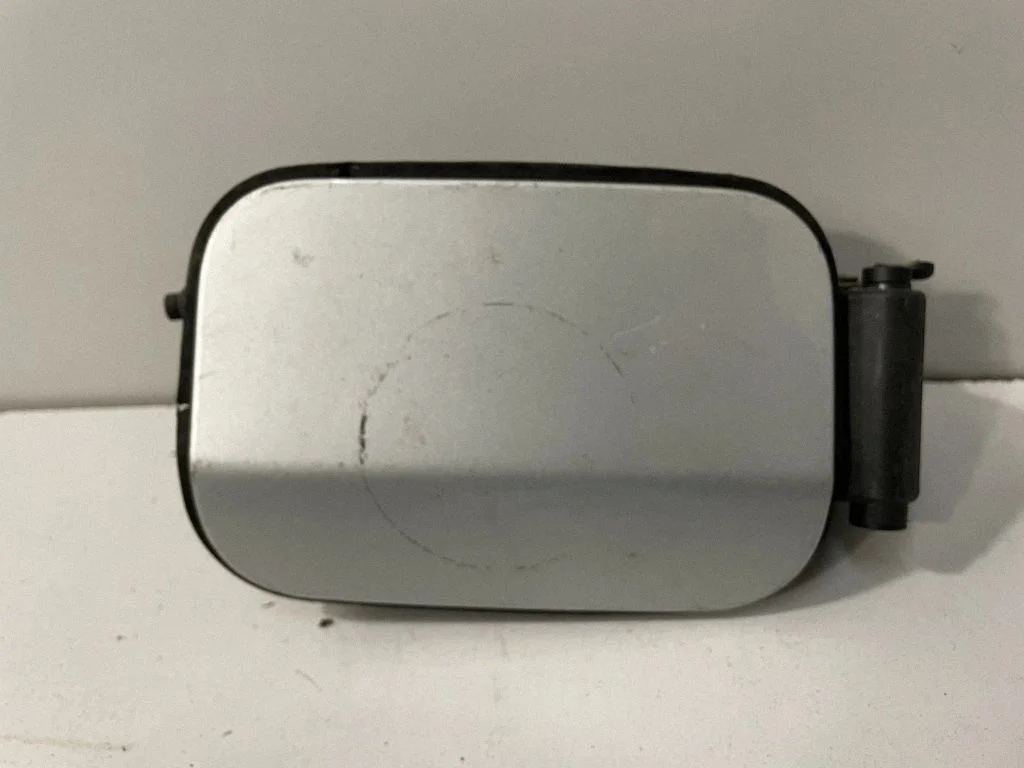 Klapka wlewu paliwa – BMW Seria 5 E60 E61 (2004-2010)