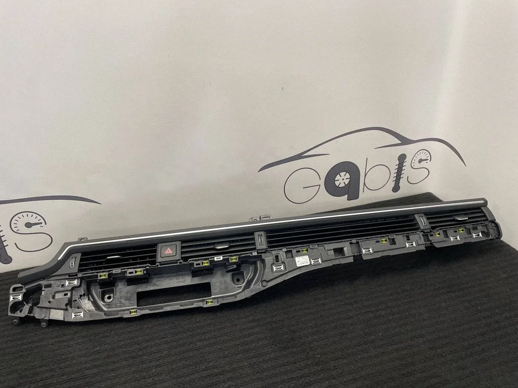 Dash center air vent grill 8W1820902