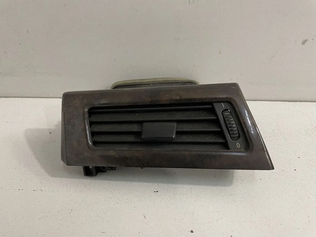 Armatuurlaua õhutusresti kate – BMW 5-seeria E60 E61 (2004-2010)