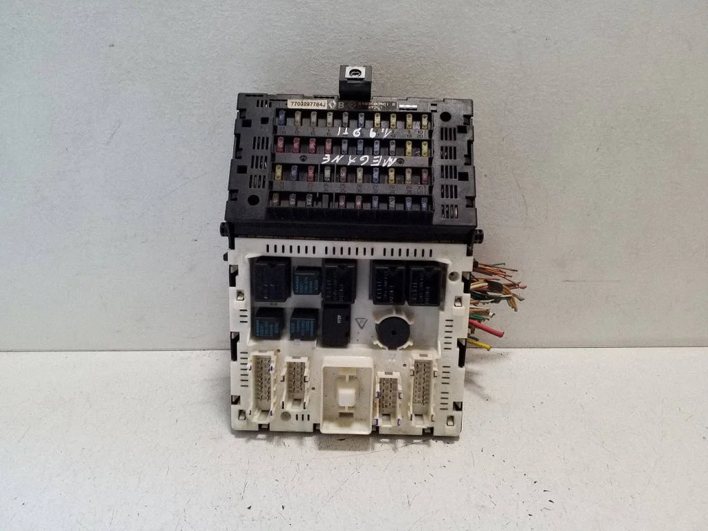 Fuse module 7703297784J – Renault Megane I (1995-2002)