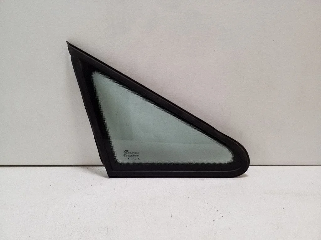 Front triangle window/glass – right