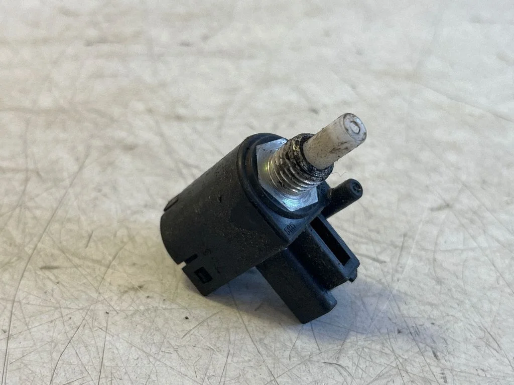 Clutch pedal sensor CV591