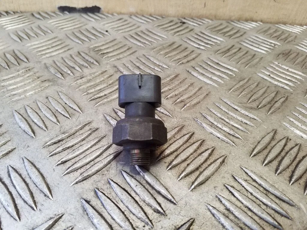 Air conditioning (A/C) pressure sensor – Toyota Corolla Verso AR10 (2004-2009)