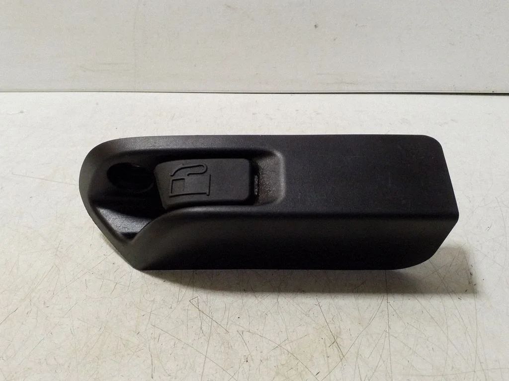 Degalų bako dangtelio atidarymo rankenėlė