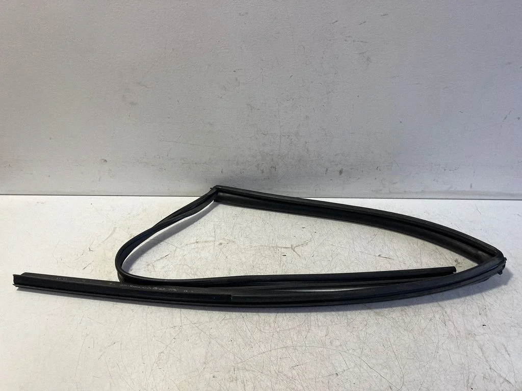 Rubber seal rear door window/glass – right