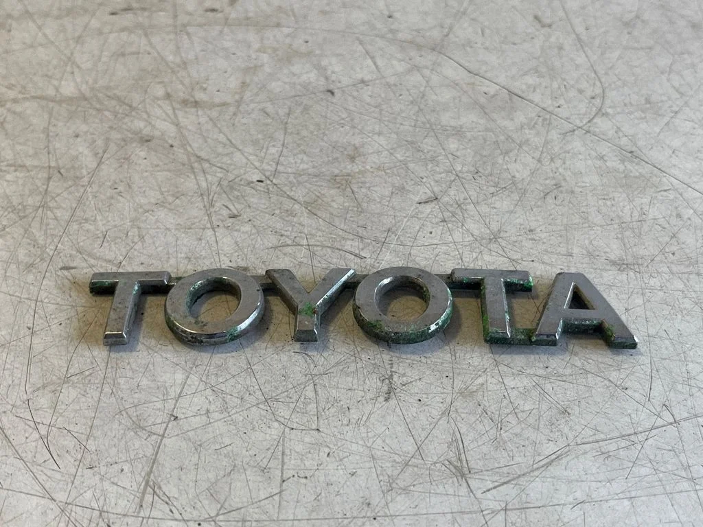 Ražotāja emblēma/modeļa burti – Toyota Yaris (2006-2011)