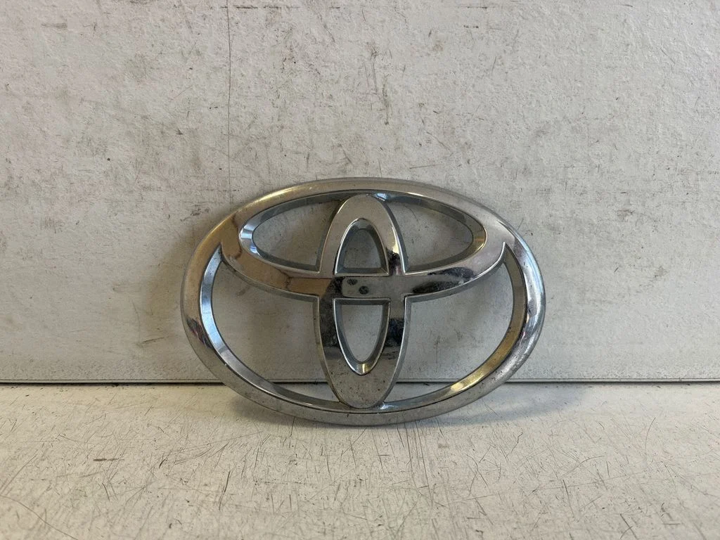 Ražotāja emblēma/modeļa burti – Toyota Yaris (2006-2011)