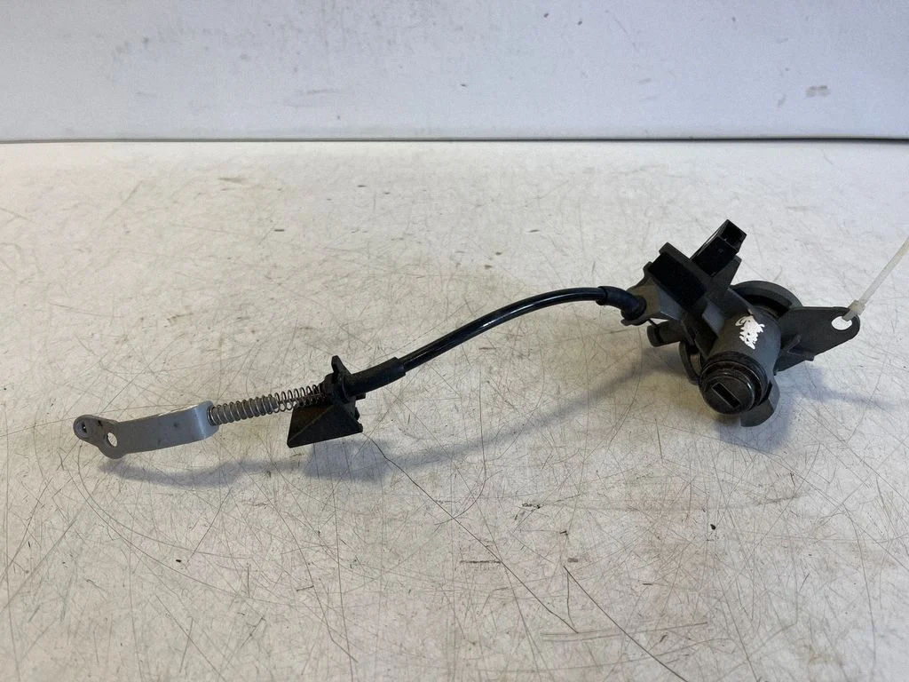 Tailgate exterior lock 8E0827573