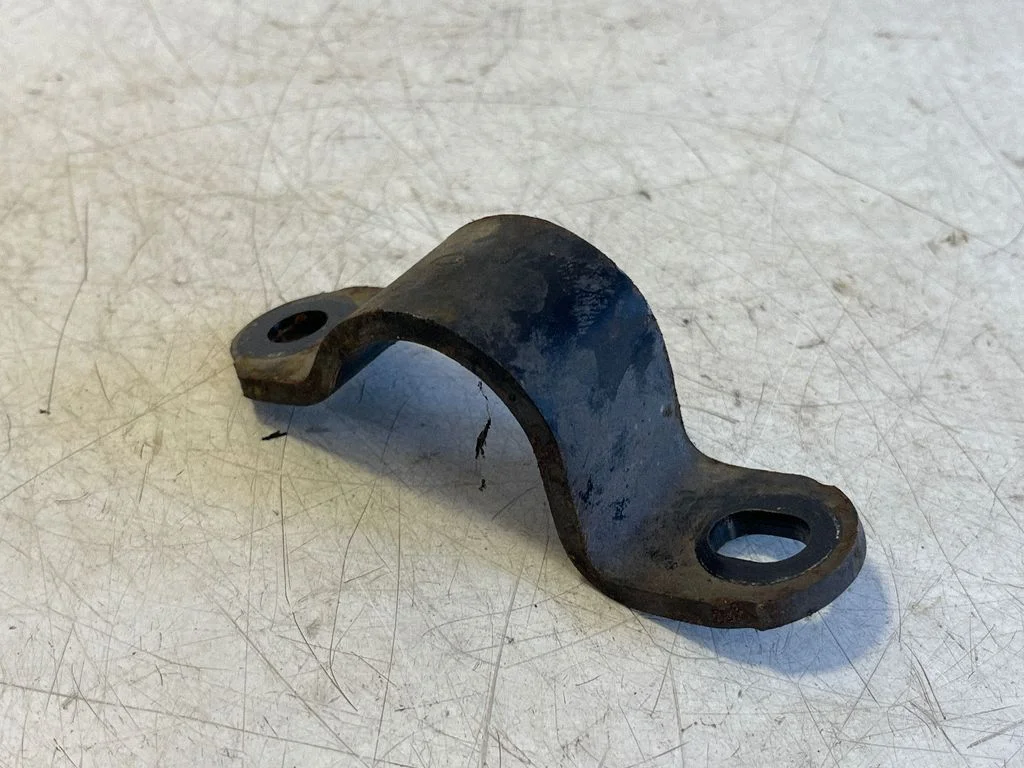 Sway bar bush bracket, front