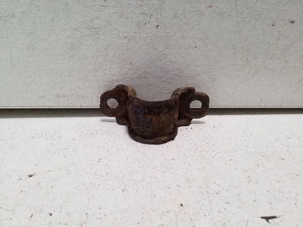 Sway bar bush bracket, rear