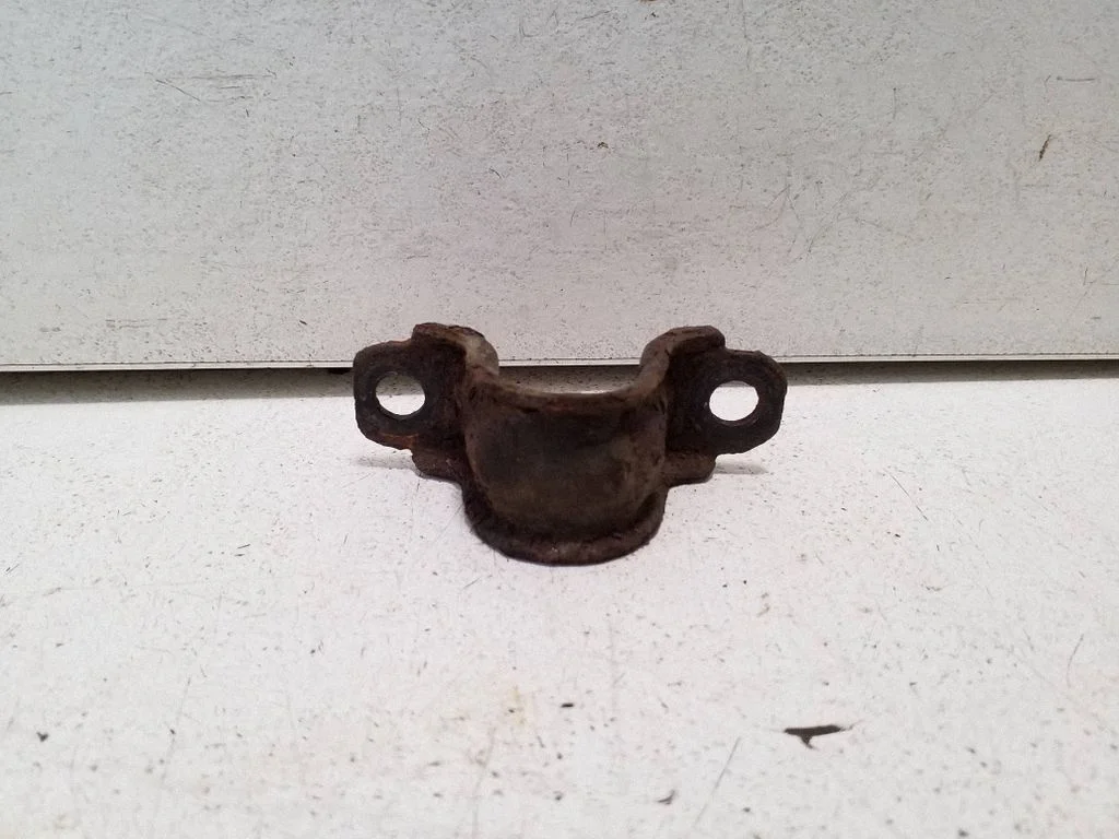 Sway bar bush bracket, rear