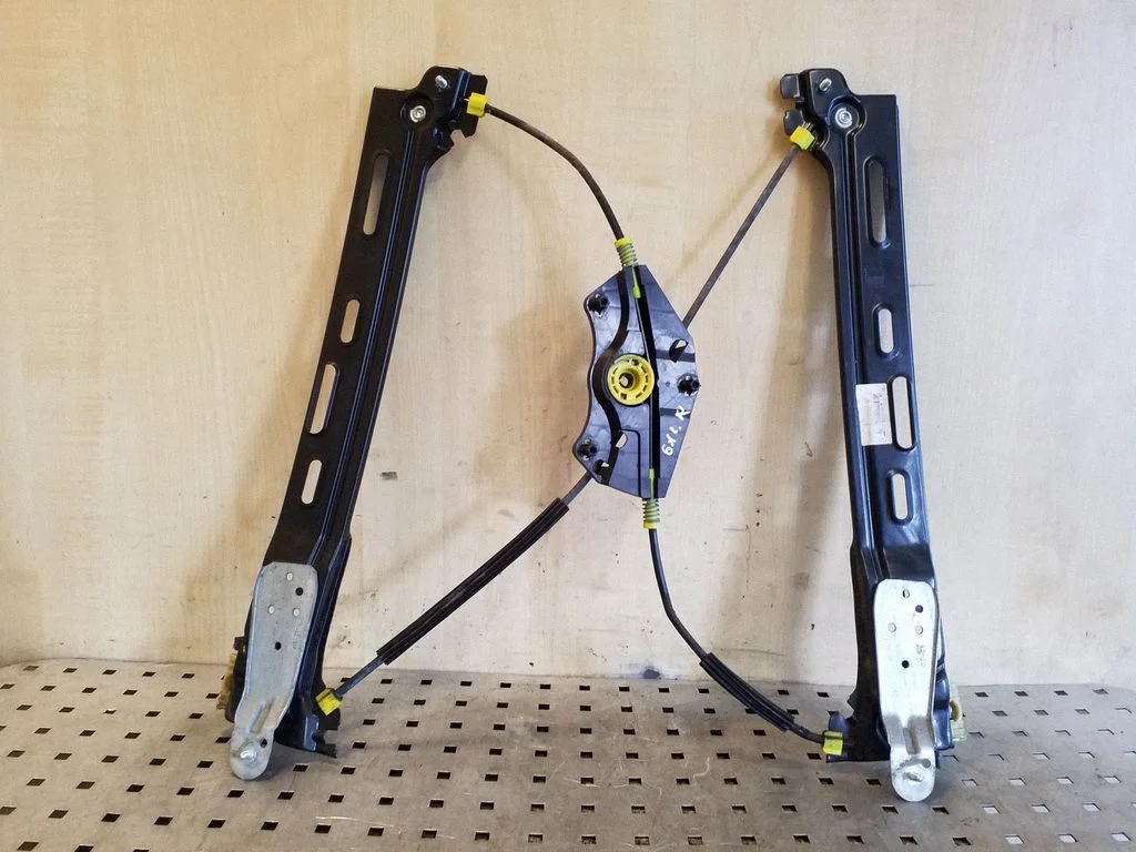 Slankiojančių durų el. lango pakėlimo mechanizmas be varikliuko