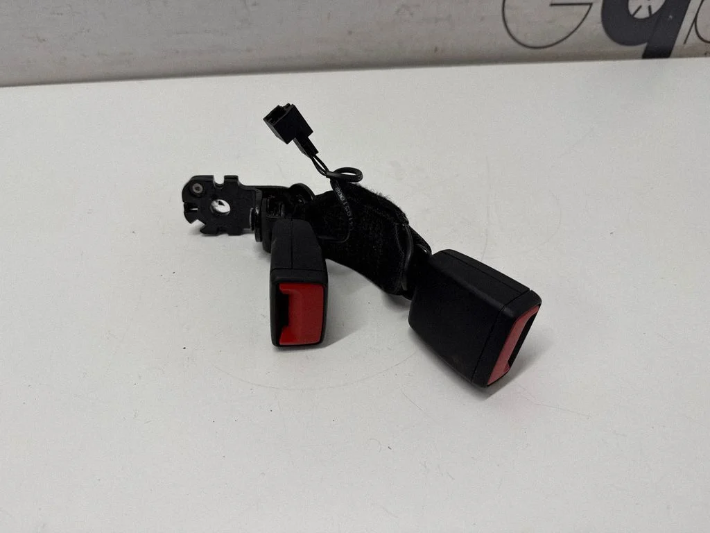 Middle seatbelt buckle (rear) 8W0857739D