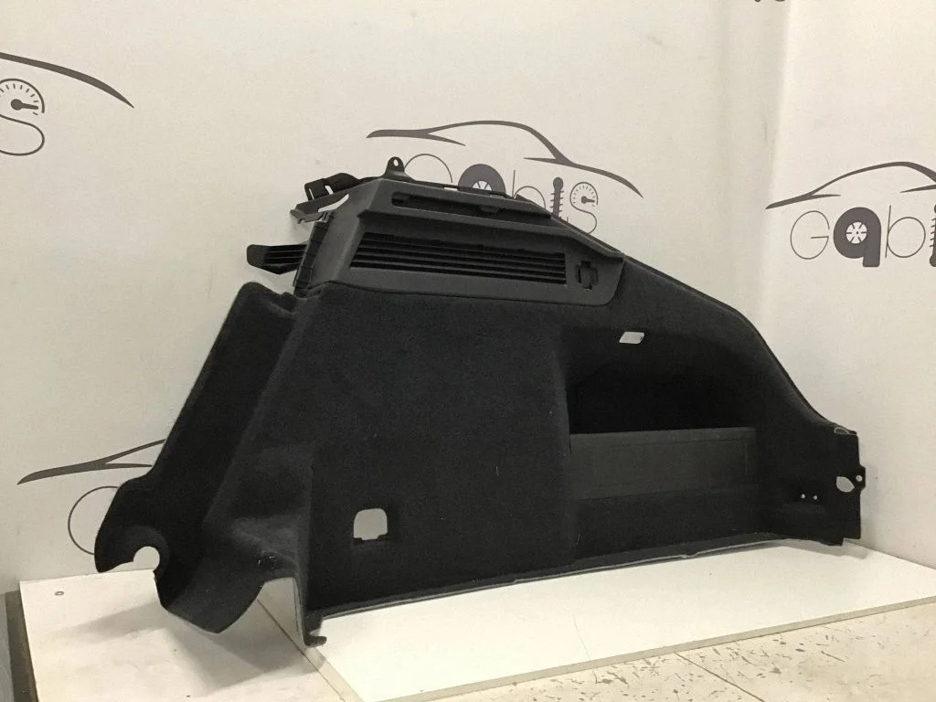 Trunk/boot side trim panel – right