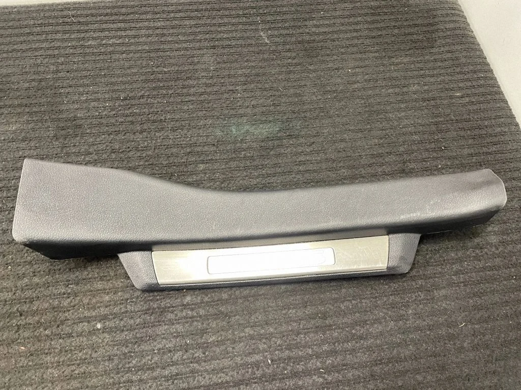Aizmugurējā sliekšņa apdare (iekšējā) 6793030070