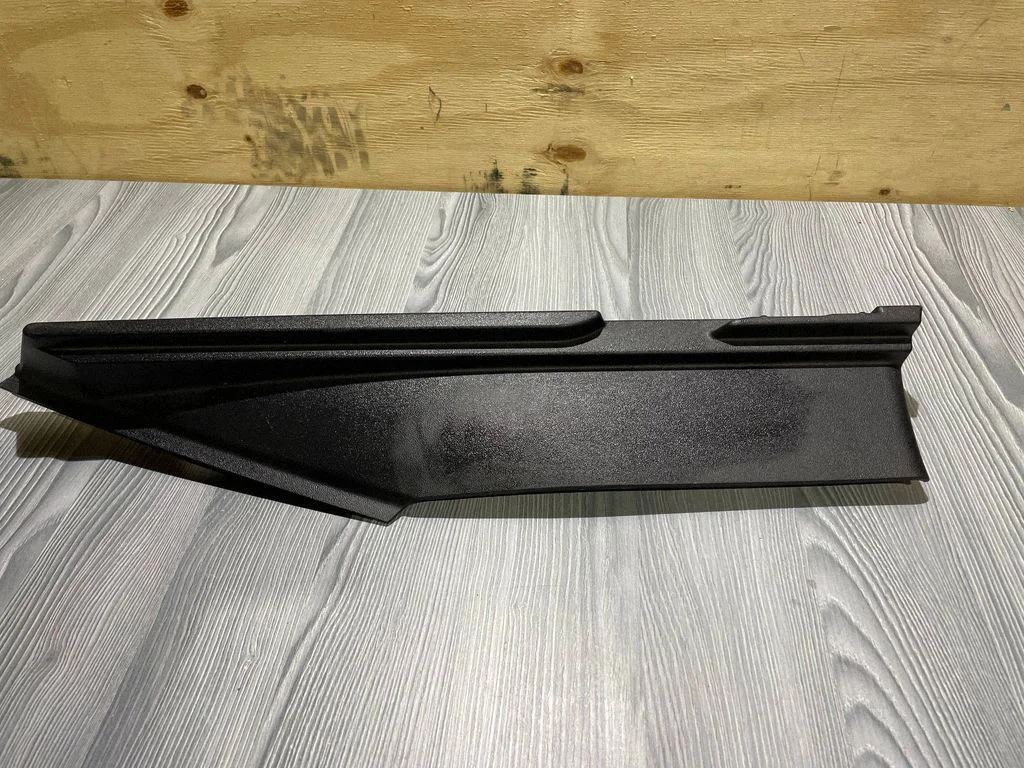 (C) pillar trim 101033900D – Tesla Model S (2012-)