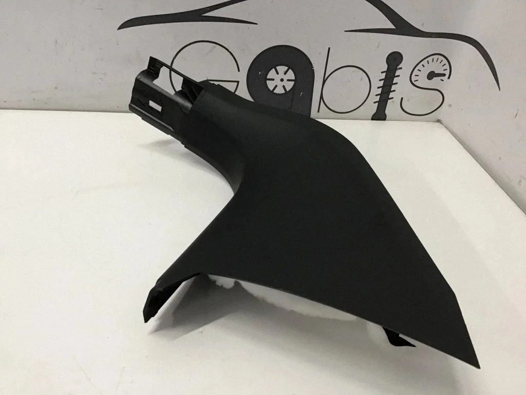 Foot area side trim 3G8863484