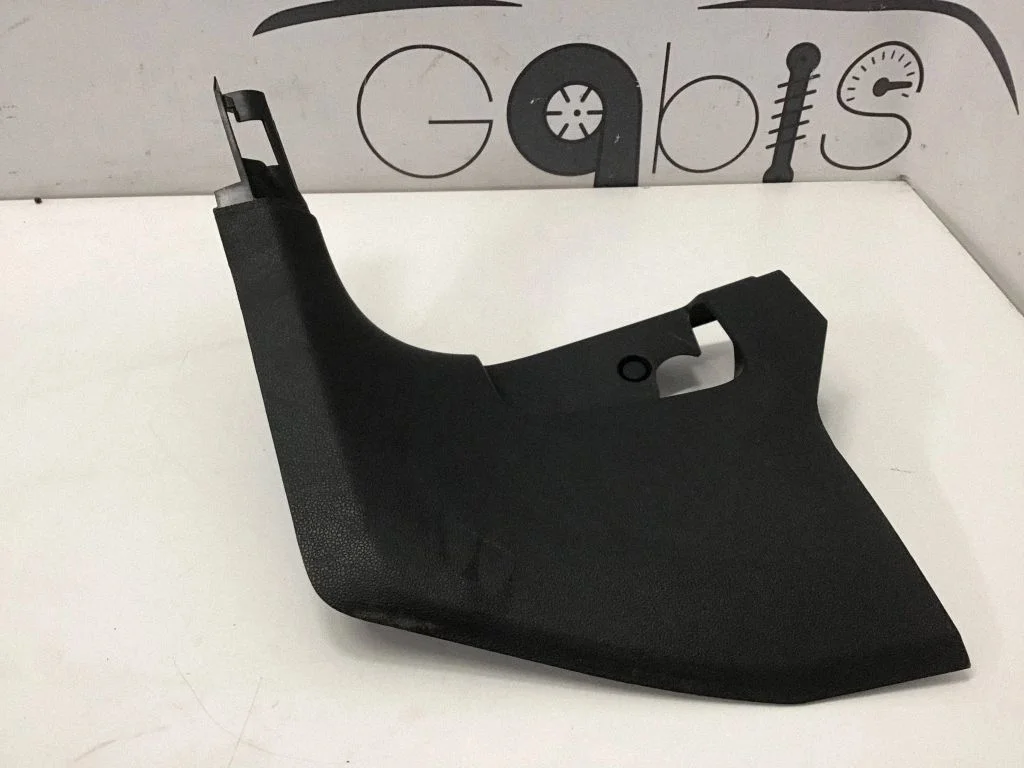 Foot area side trim 3G8863483