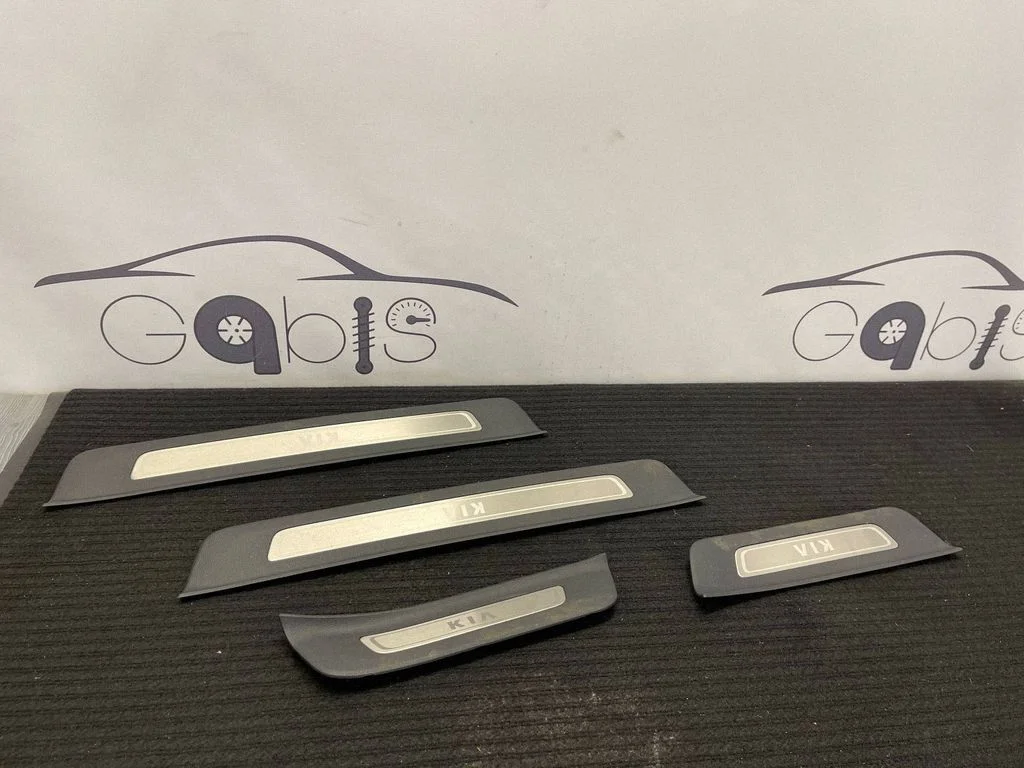 Front sill trim cover 85873D4500