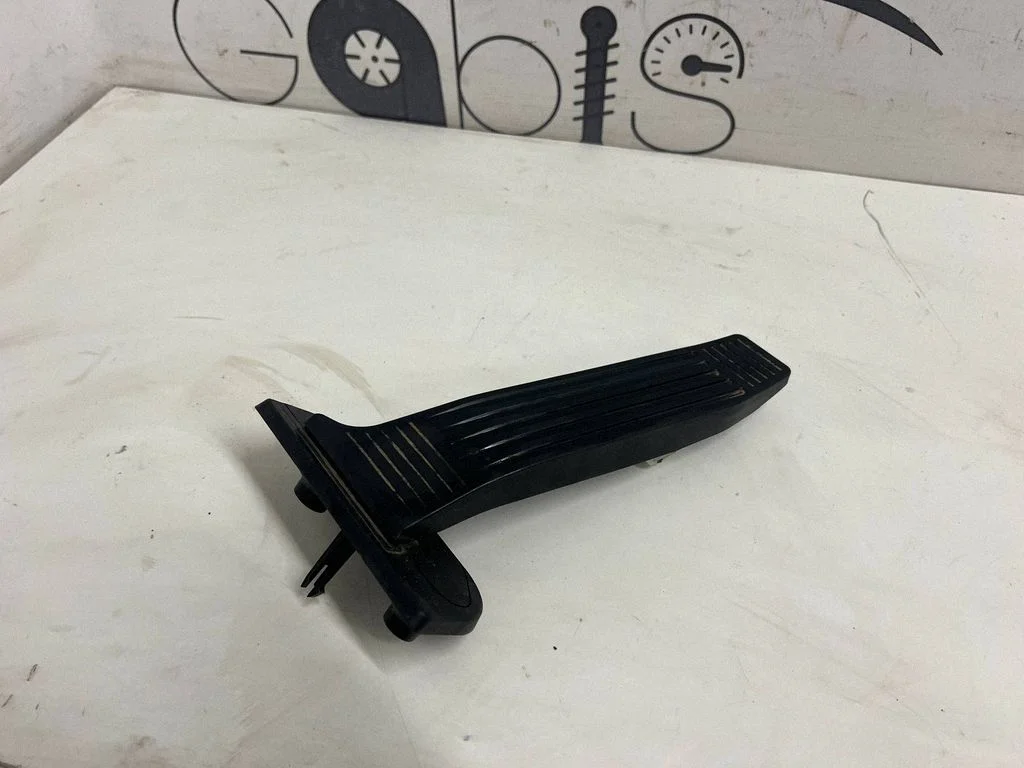 Accelerator throttle pedal