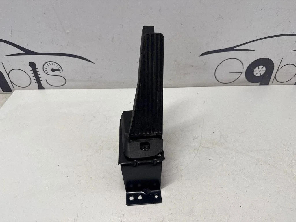 Accelerator throttle pedal 32269124