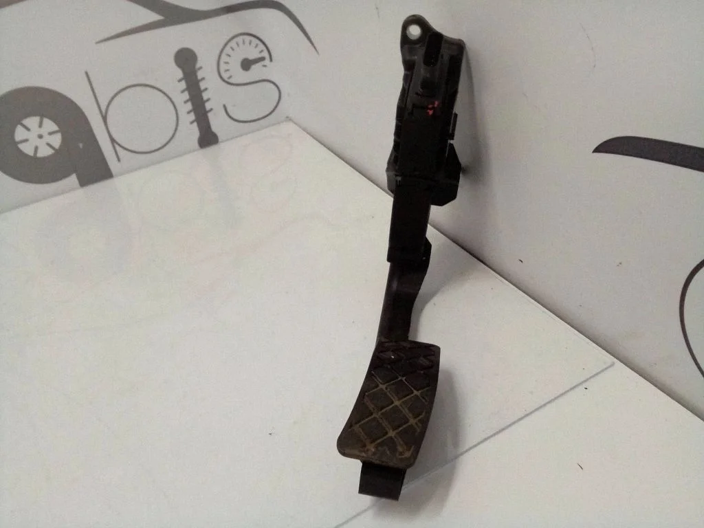 Accelerator throttle pedal 4KR723523