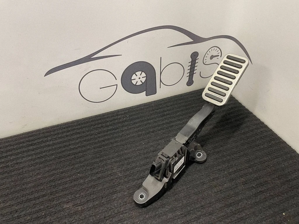 Accelerator throttle pedal 32700