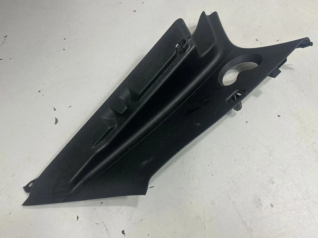 (C) pillar trim 7429984