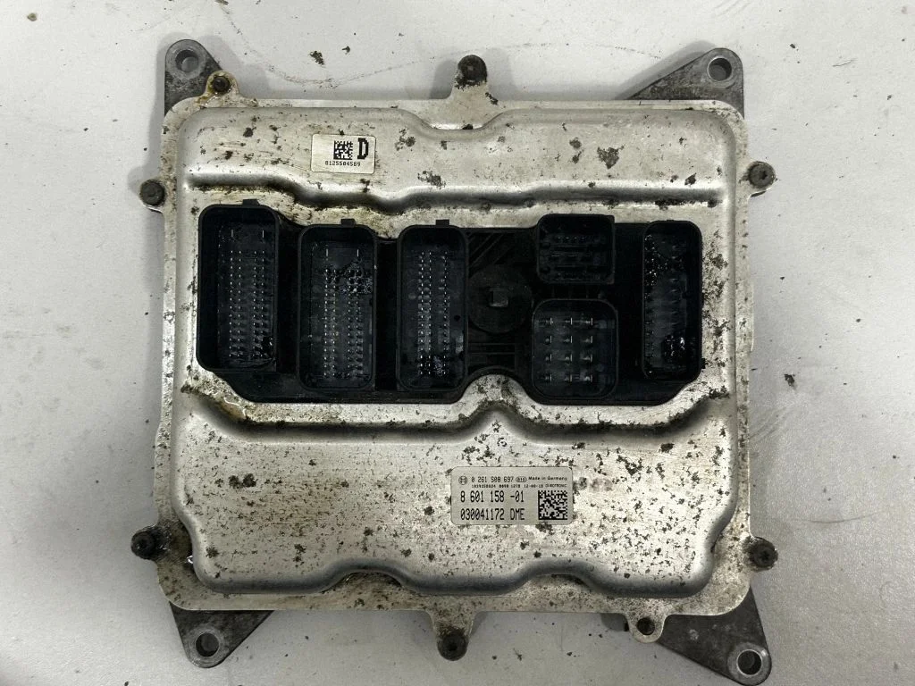 Dzinēja vadības bloks 8601158