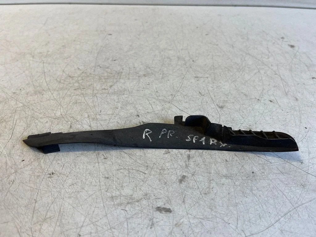 Fender end trim – right