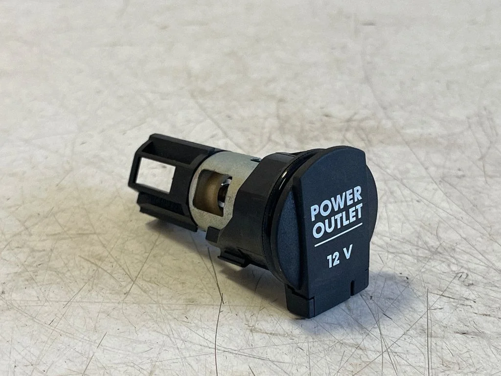 12 V lizdas (priekyje)