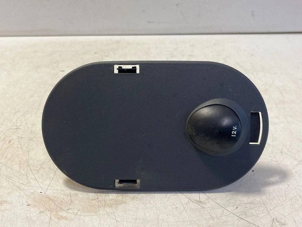 12 V lizdas (priekyje)