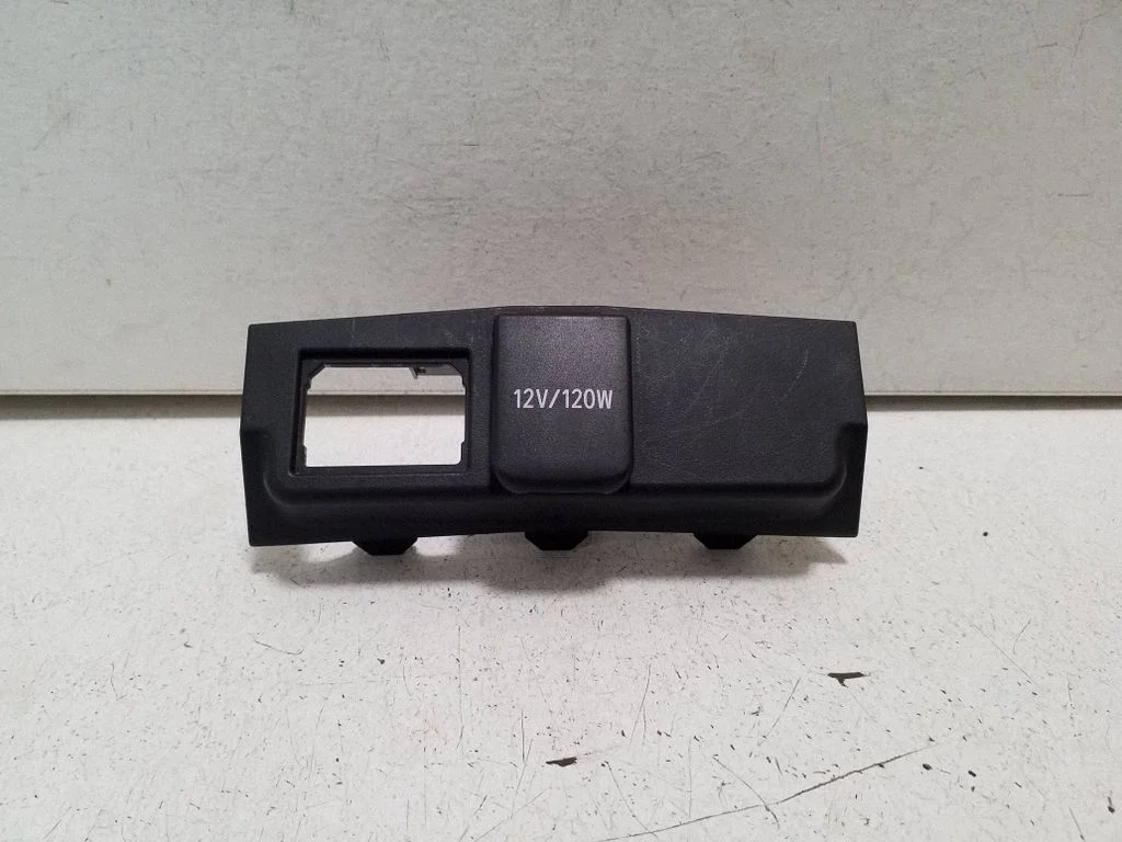 12 V lizdas (priekyje)