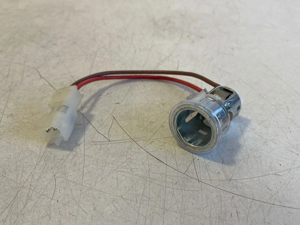12 V lizdas (priekyje)
