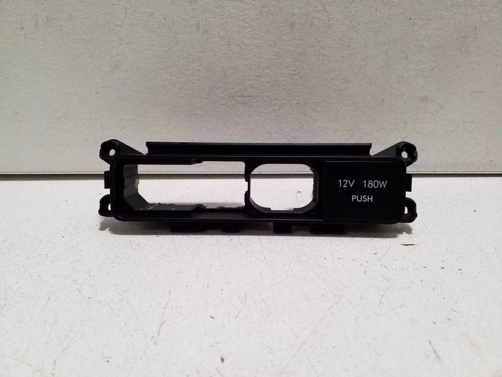 12 V lizdas (priekyje)