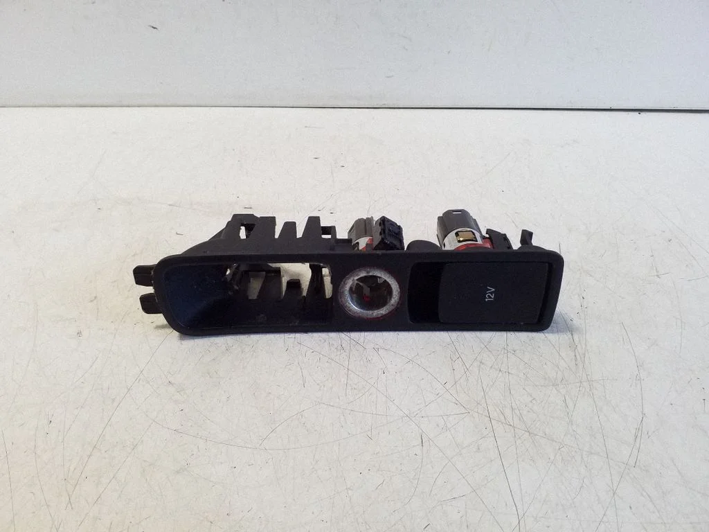 12 V lizdas (priekyje)