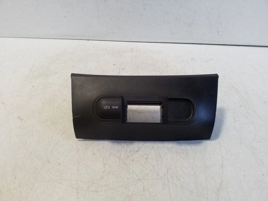 12 V lizdas (priekyje)