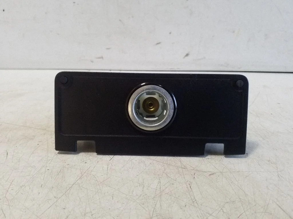 12 V lizdas (priekyje)