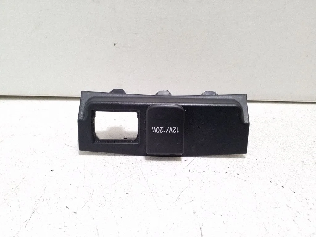 12 V lizdas (priekyje)