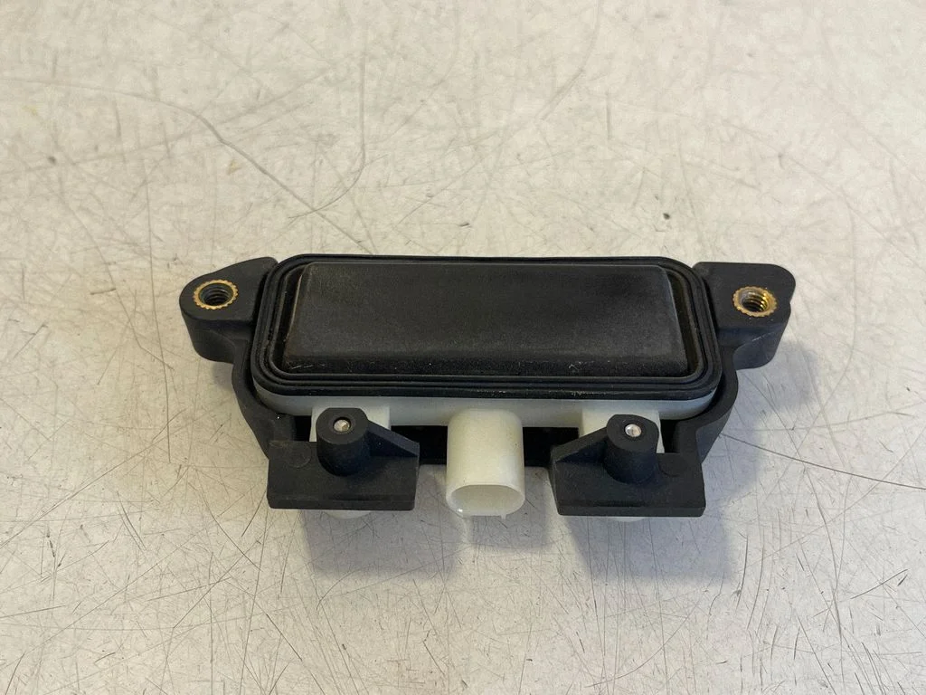 Tailgate opening switch – Tesla Model S (2012-)