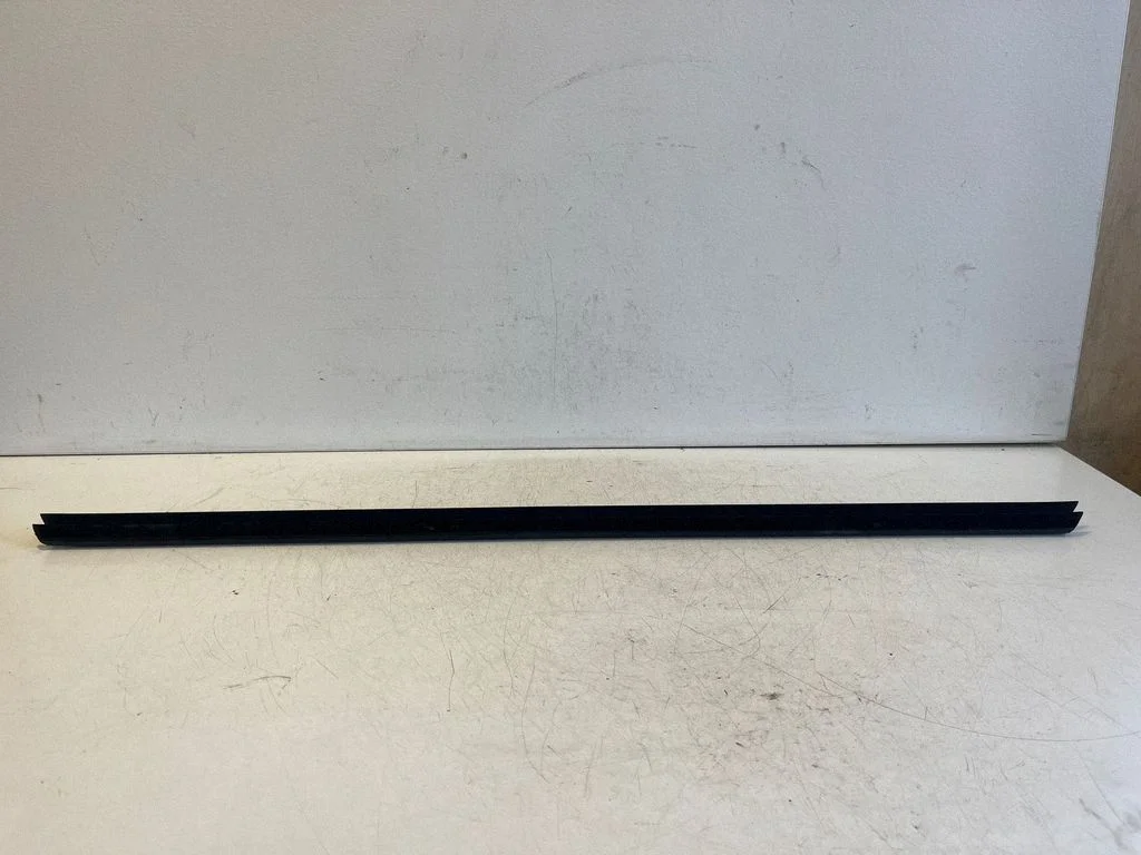 Esiukse klaasi liist – Opel Vivaro (2019-)