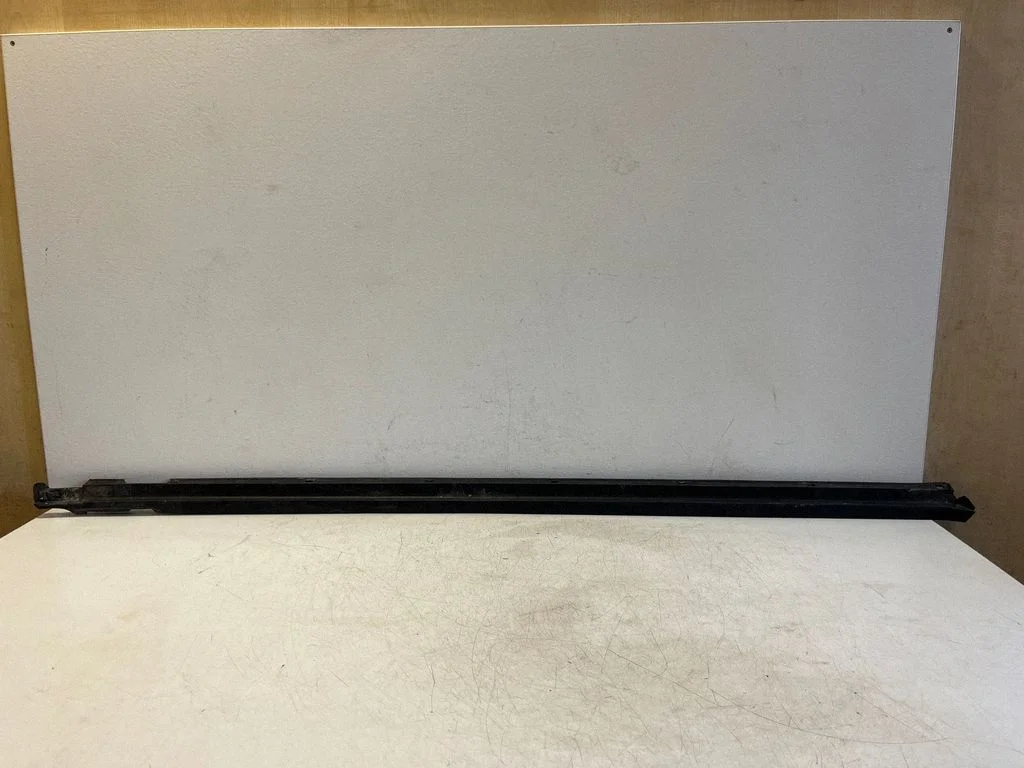 Front door glass trim molding 8S0837478