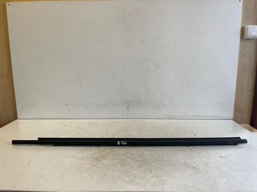 Listwa szyby drzwi przednich – Toyota Yaris (2006-2011)