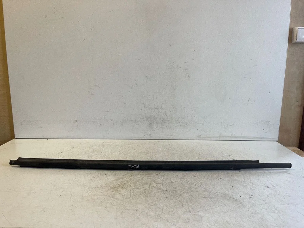 Listwa szyby drzwi przednich – Toyota Yaris (2006-2011)