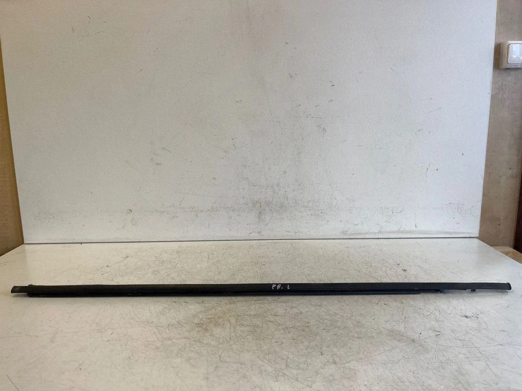 Listwa szyby drzwi przednich – Toyota Yaris (2006-2011)