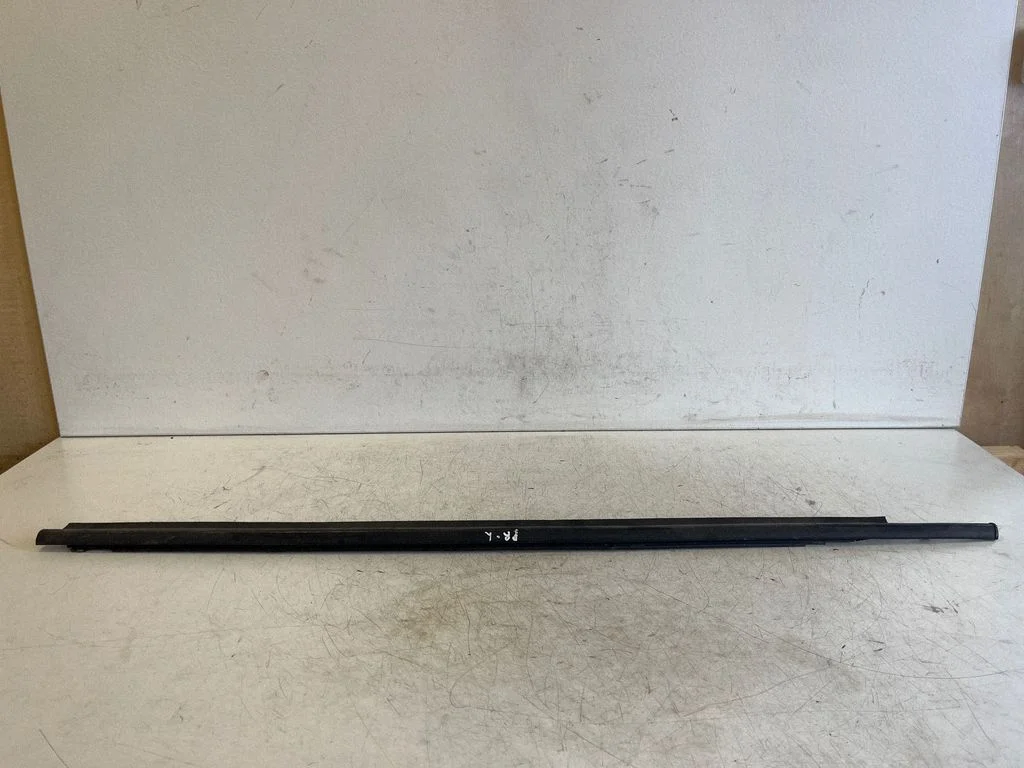 Listwa szyby drzwi przednich – Toyota Yaris (2006-2011)