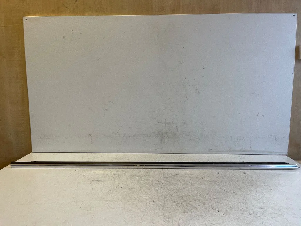 Esiukse klaasi liist 3B0837476