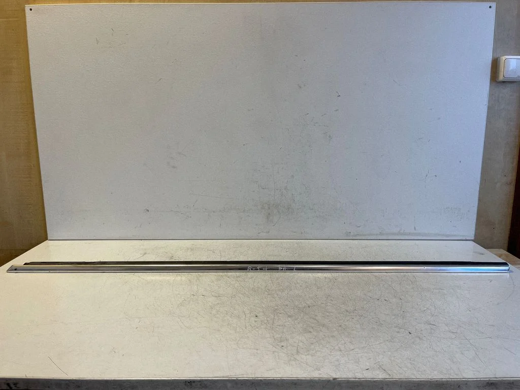 Listwa szyby drzwi przednich 3B0837475